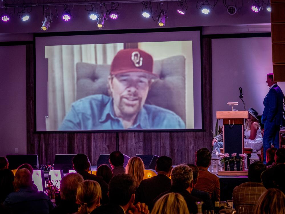 Toby Keith Honored at SabesWings second annual strike out